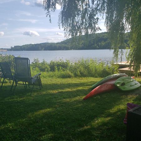 Le Nid doré sur le lac  Val des Monts Buitenkant foto