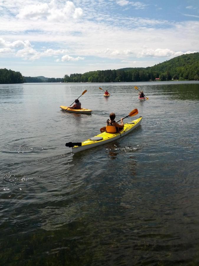 Le Nid doré sur le lac  Val des Monts Buitenkant foto